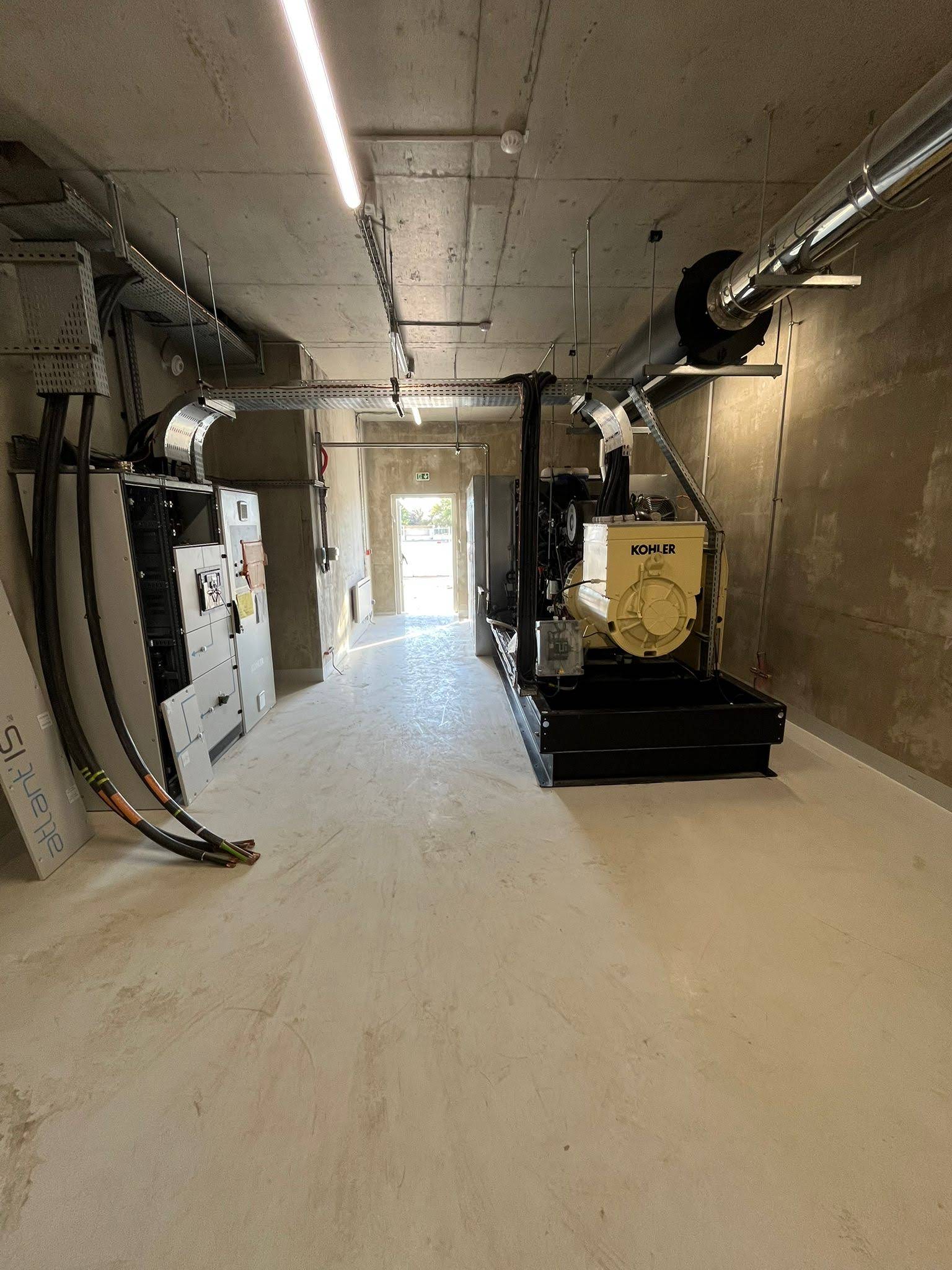 Vue d'ensemble du groupe électrogène Kohler SDMO installé